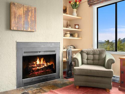 3-687 Castle Crag Cres, Courtenay, BC - Indoor Photo Showing Living Room With Fireplace