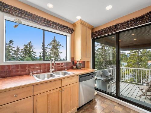 3-687 Castle Crag Cres, Courtenay, BC - Indoor Photo Showing Kitchen With Double Sink