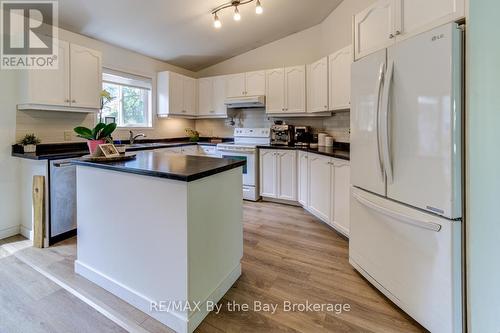 309 Balsam Street, Collingwood, ON - Indoor Photo Showing Kitchen