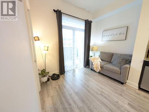 222 - 2800 Keele Street, Toronto, ON - Indoor Photo Showing Living Room