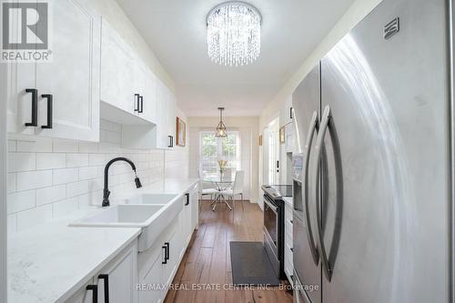 6 Foxacre Row, Brampton, ON - Indoor Photo Showing Kitchen With Upgraded Kitchen