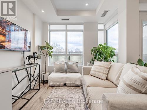 122 - 251 Manitoba Street, Toronto, ON - Indoor Photo Showing Living Room