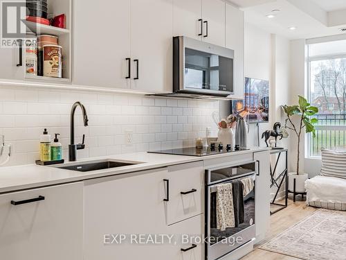 122 - 251 Manitoba Street, Toronto, ON - Indoor Photo Showing Kitchen With Upgraded Kitchen