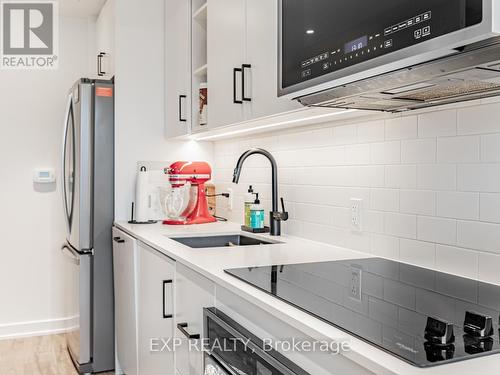 122 - 251 Manitoba Street, Toronto, ON - Indoor Photo Showing Kitchen With Upgraded Kitchen