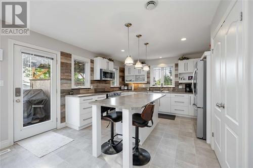 322 Sawgrass Place, Sarnia, ON - Indoor Photo Showing Kitchen With Upgraded Kitchen