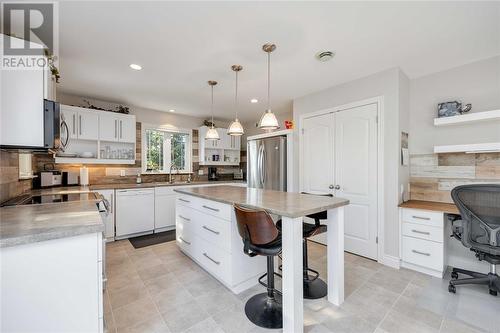 322 Sawgrass Place, Sarnia, ON - Indoor Photo Showing Kitchen With Double Sink