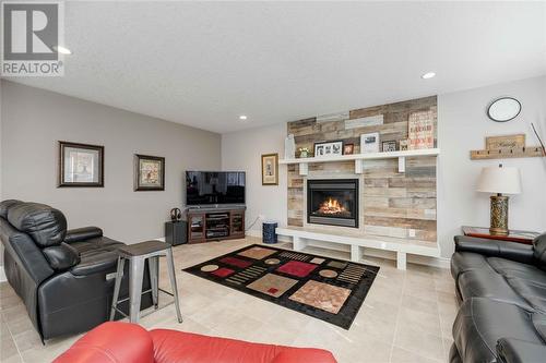 322 Sawgrass Place, Sarnia, ON - Indoor Photo Showing Living Room With Fireplace