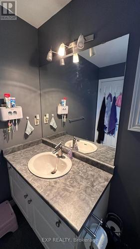 1004 Marigold Street, London, ON - Indoor Photo Showing Bathroom