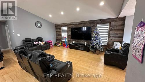 1004 Marigold Street, London, ON - Indoor Photo Showing Living Room