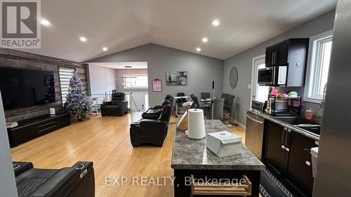 1004 Marigold Street, London, ON - Indoor Photo Showing Living Room