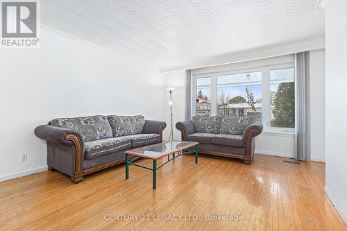 17 Vange Crescent, Toronto, ON - Indoor Photo Showing Living Room