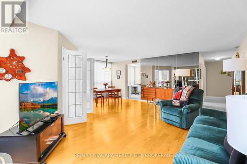 303 - 5100 Dorchester Road, Niagara Falls (212 - Morrison), ON - Indoor Photo Showing Living Room