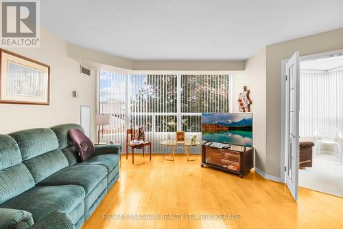 303 - 5100 Dorchester Road, Niagara Falls (212 - Morrison), ON - Indoor Photo Showing Living Room