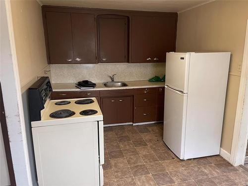 2145 Mcdonald Avenue, Brandon, MB - Indoor Photo Showing Kitchen