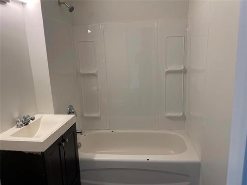 905 7Th Street, Brandon, MB - Indoor Photo Showing Bathroom