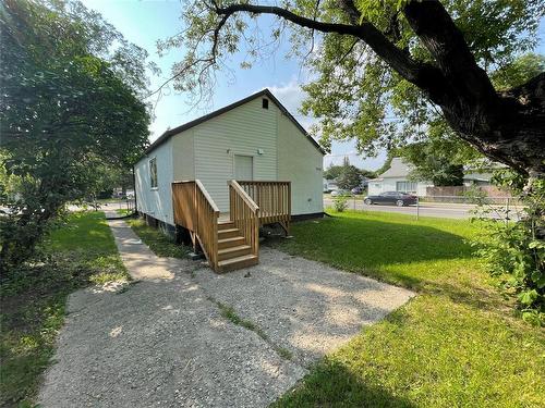 905 7Th Street, Brandon, MB - Outdoor