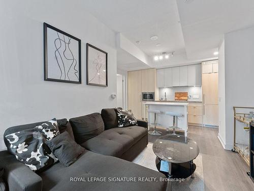 320-115 Blue Jays Way, Toronto, ON - Indoor Photo Showing Living Room