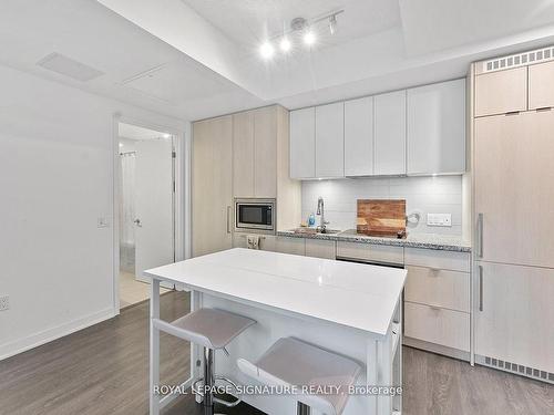 320-115 Blue Jays Way, Toronto, ON - Indoor Photo Showing Kitchen