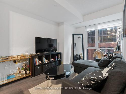 320-115 Blue Jays Way, Toronto, ON - Indoor Photo Showing Living Room