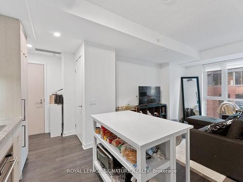 320-115 Blue Jays Way, Toronto, ON - Indoor Photo Showing Kitchen