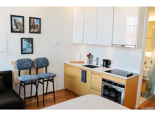 320-1610 Store St, Victoria, BC - Indoor Photo Showing Kitchen