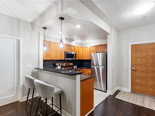 107-631 Brookside Rd, Colwood, BC - Indoor Photo Showing Kitchen