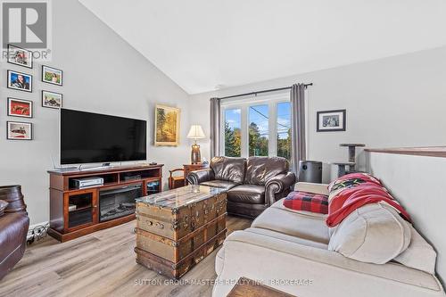 6442 Road 38 Road N, South Frontenac (Frontenac South), ON - Indoor Photo Showing Living Room