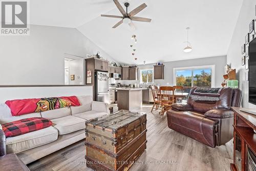 6442 Road 38 Road N, South Frontenac (Frontenac South), ON - Indoor Photo Showing Living Room