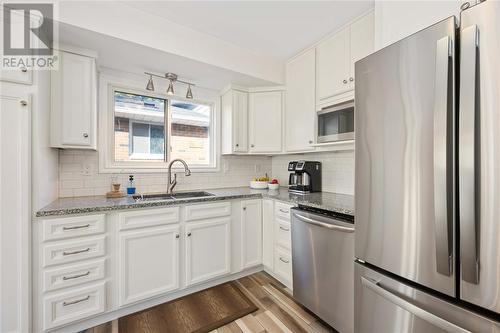 1144 Cathcart Boulevard, Sarnia, ON - Indoor Photo Showing Kitchen With Double Sink With Upgraded Kitchen