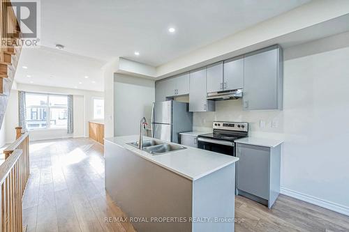 784 Eddystone Path, Oshawa, ON - Indoor Photo Showing Kitchen With Double Sink With Upgraded Kitchen