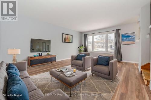 70 Gail Street, Cambridge, ON - Indoor Photo Showing Living Room