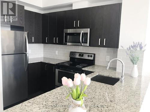 502 - 11611 Yonge Street, Richmond Hill, ON - Indoor Photo Showing Kitchen With Double Sink With Upgraded Kitchen