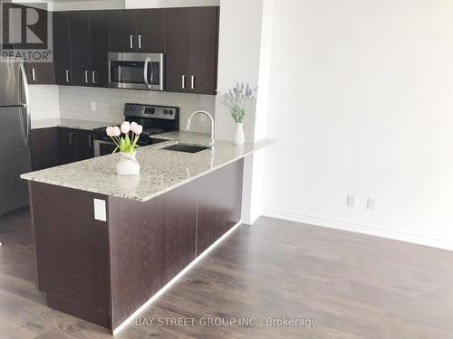 502 - 11611 Yonge Street, Richmond Hill, ON - Indoor Photo Showing Kitchen With Upgraded Kitchen