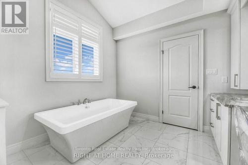 27 Deerfield Lane, Hamilton, ON - Indoor Photo Showing Bathroom