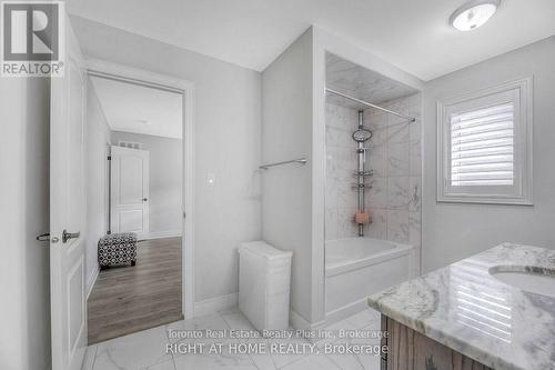 27 Deerfield Lane, Hamilton, ON - Indoor Photo Showing Bathroom