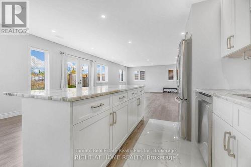 27 Deerfield Lane, Hamilton, ON - Indoor Photo Showing Kitchen