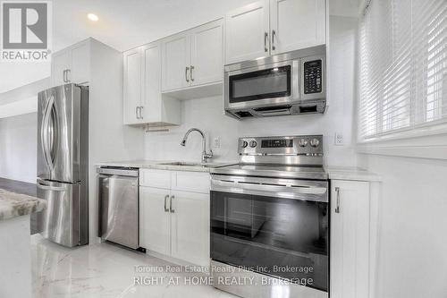 27 Deerfield Lane, Hamilton, ON - Indoor Photo Showing Kitchen With Upgraded Kitchen