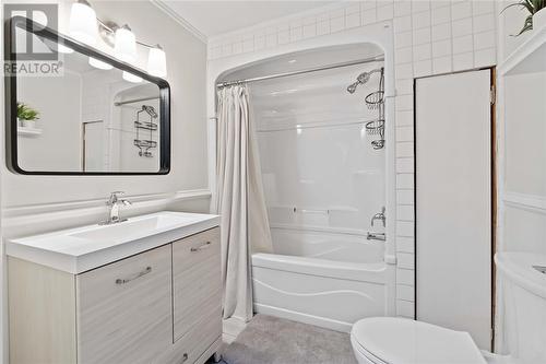 214 Cobden Street, Sarnia, ON - Indoor Photo Showing Bathroom