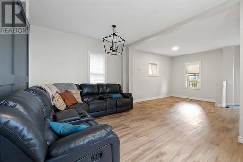 214 Cobden Street, Sarnia, ON - Indoor Photo Showing Living Room