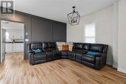 214 Cobden Street, Sarnia, ON - Indoor Photo Showing Living Room