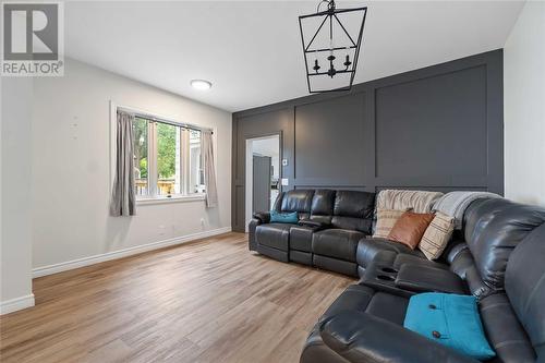 214 Cobden Street, Sarnia, ON - Indoor Photo Showing Living Room