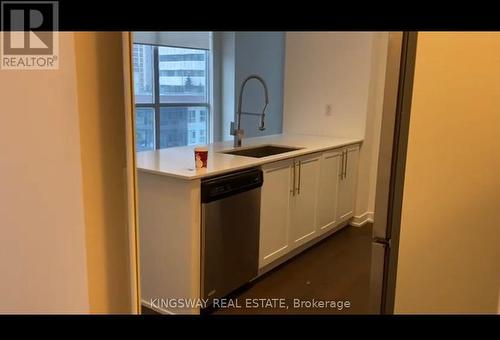 606 - 510 Curran Place, Mississauga, ON - Indoor Photo Showing Kitchen