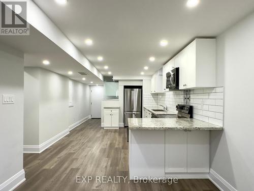 21 Coldwell Bay Circle, Vaughan, ON - Indoor Photo Showing Kitchen With Upgraded Kitchen