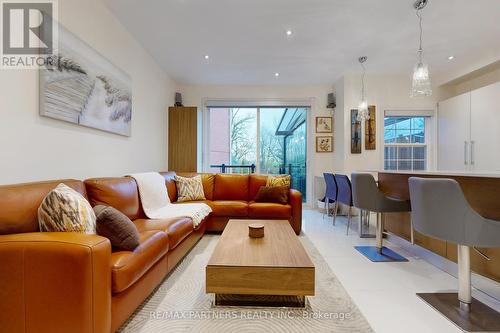 25 Crispin Court, Markham, ON - Indoor Photo Showing Living Room