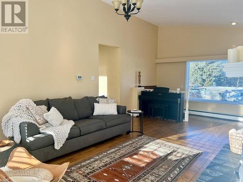 1475 Albatross Avenue, Kitimat, BC - Indoor Photo Showing Living Room