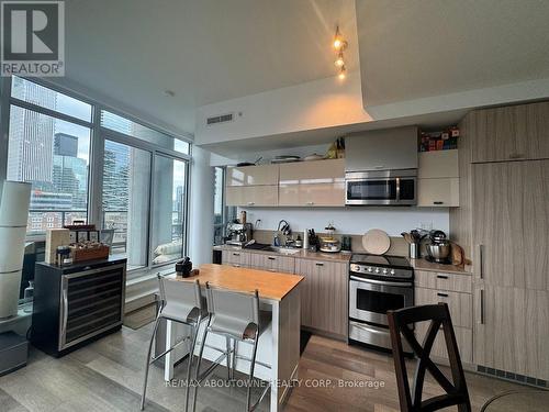 802 - 290 Adelaide Street W, Toronto, ON - Indoor Photo Showing Kitchen