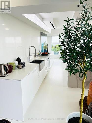 702 - 701 Sheppard Avenue W, Toronto, ON - Indoor Photo Showing Kitchen