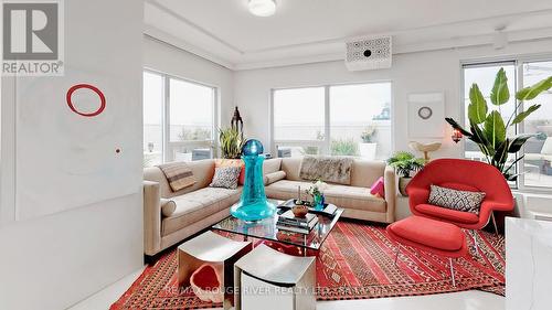 702 - 701 Sheppard Avenue W, Toronto, ON - Indoor Photo Showing Living Room