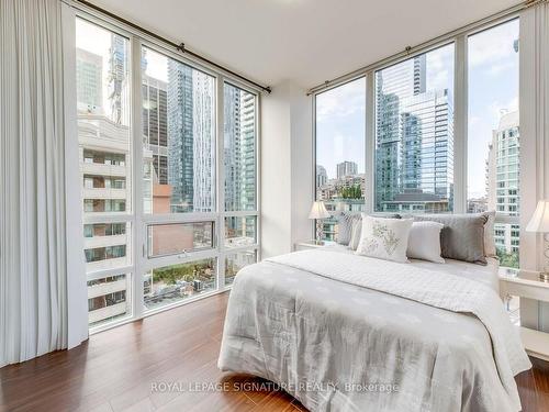 921-825 Church St, Toronto, ON - Indoor Photo Showing Bedroom