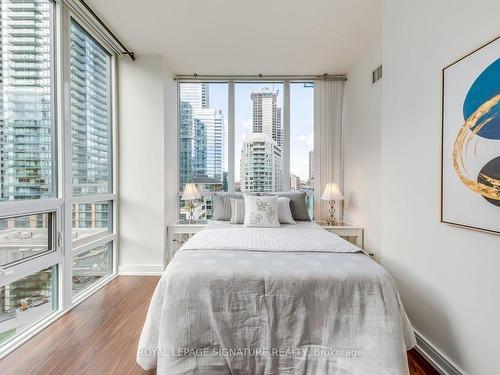 921-825 Church St, Toronto, ON - Indoor Photo Showing Bedroom